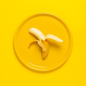 imagen que muestra un plátano sobre un fondo amarillo