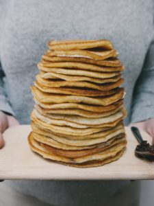 Montón de tortitas para desayunar